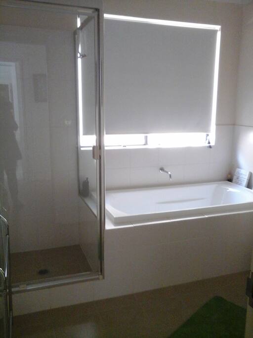 bathroom/shower,bath, vanity