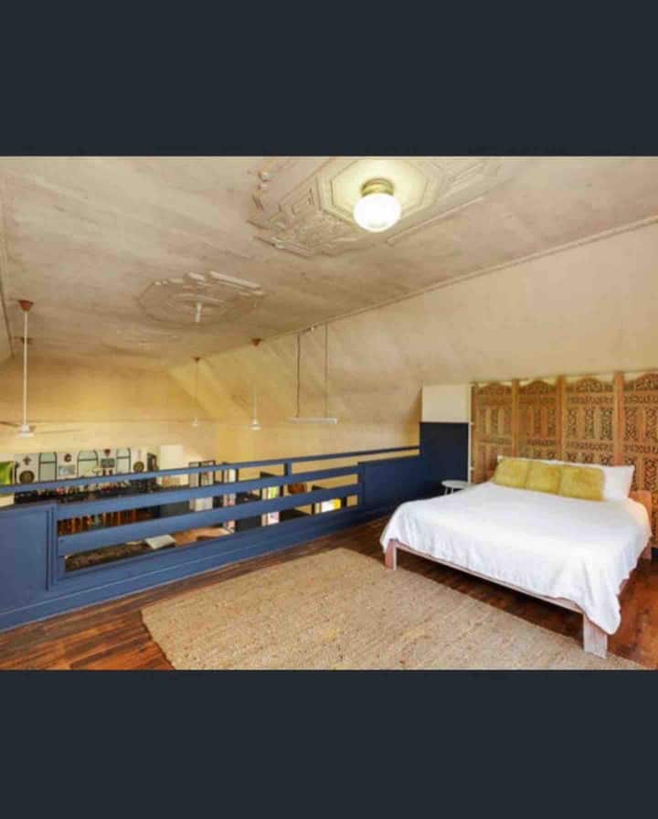 Bilik loteng dengan katil ratu 