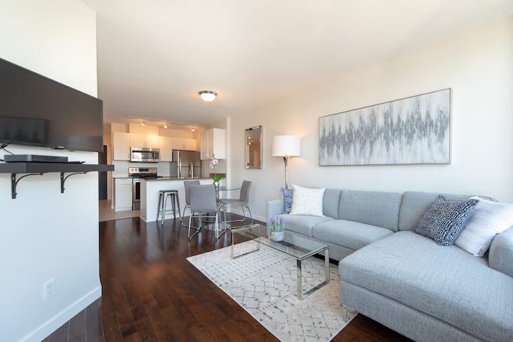 Downtown Gem - Jr 2 Bedroom Suite With Parking(e4) - Vancouver