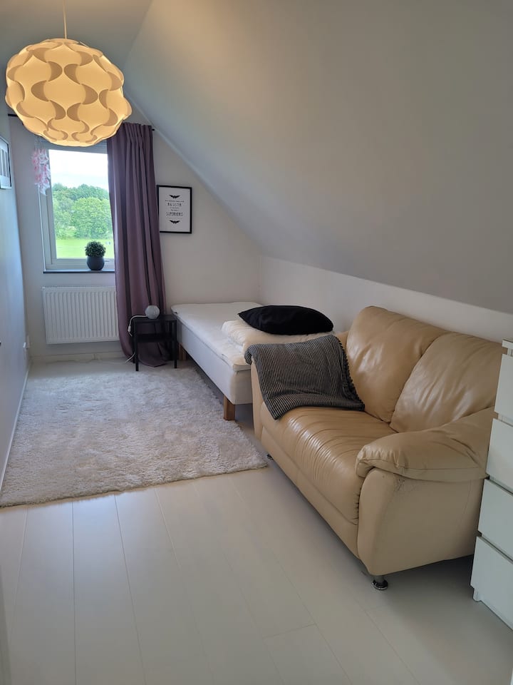 Dormitorio 4 arriba. Cama individual.