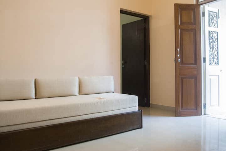 Private 1bhk On Grounds Of A Charming Bungalow - 孟買