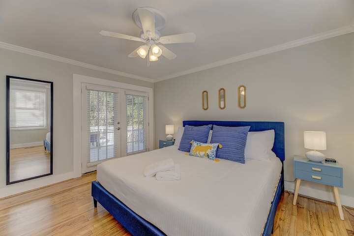 تحتوي غرفة النوم الكبيرة على زوج من الأبواب الفرنسية التي تؤدي إلى السطح الواسع والفناء الخلفي المشجر.