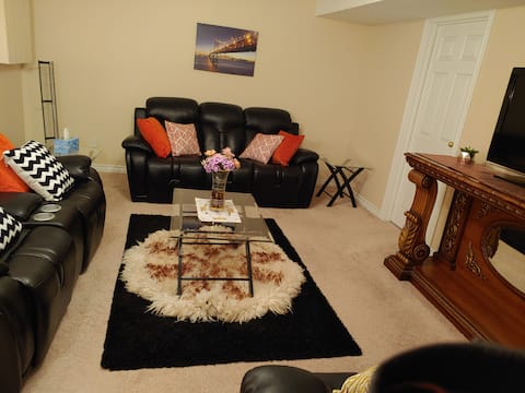 Top performing Airbnb: Charming 1 bedroom Apt in Ottawa Neighborhood in Orléans
