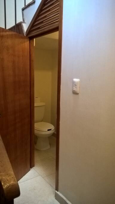 Baño fuera de la habitación.