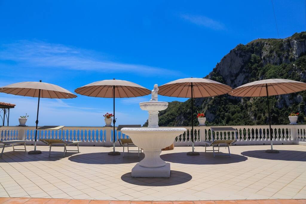 Benvenuti al Residence Azzurro, dalle nostre terrazze potrete ammirare tutta la bellezza della Costiera.