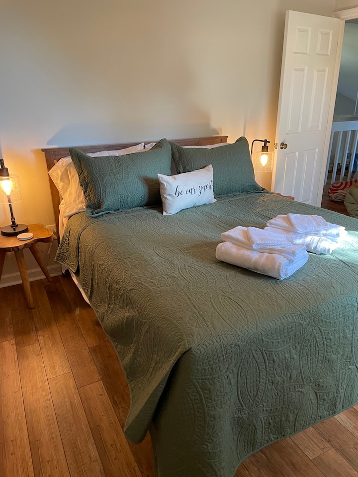 Spálňa pre hostí s manželskou posteľou; nový matrac Sealy...super pohodlný!  Množstvo vankúšov a prikrývok