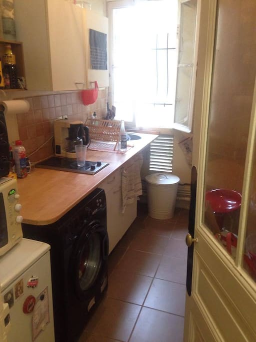 cuisine avec four, micro-onde, lave-linge,plaques à induction, et frigo