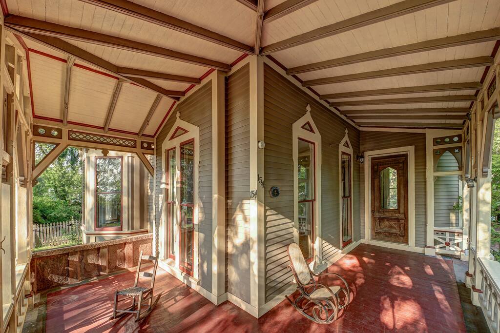 The wraparound front porch.
Photo ©️ Ian Christmann
