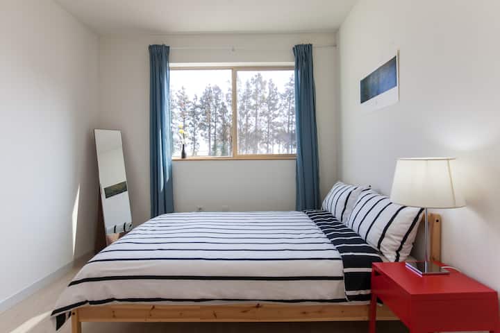 ตอนนี้คุณต้องการดูห้องไหม? ห้องพักขนาดใหญ่ที่มีแสงไฟสว่างทั้งวันรูปไม่ชัดเจนจึงดูแคบกว่าที่เป็นจริง