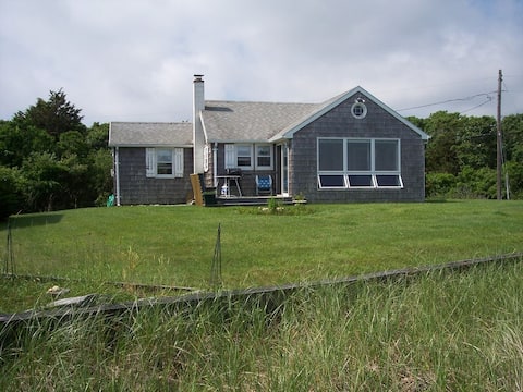 Traditional Cape on Gardiner's Bay at Fresh Pond