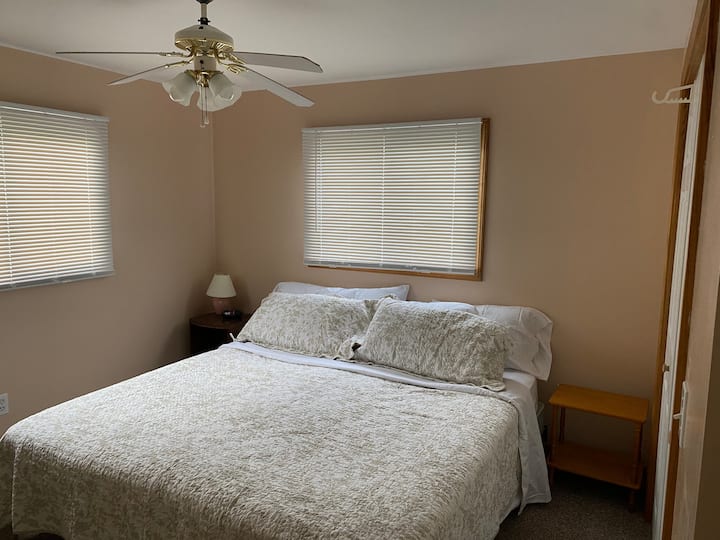 Ზემოთ საძინებელი (დიდი საწოლი).