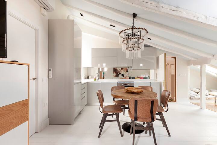 Great 2 bdrms apartment in the city center. 4B. gallery image 3