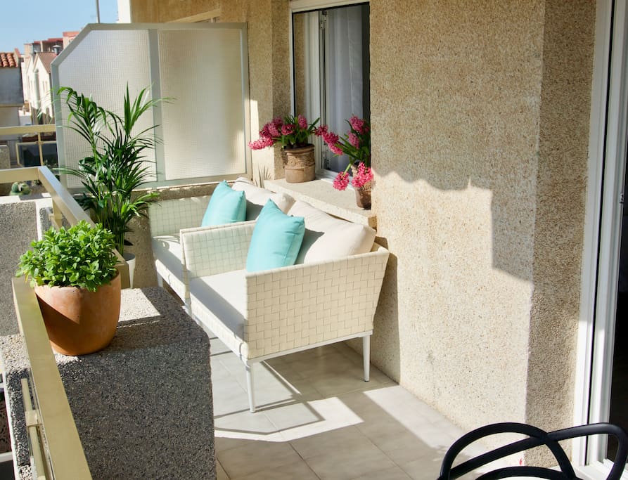 Comfortable seats with cushions
