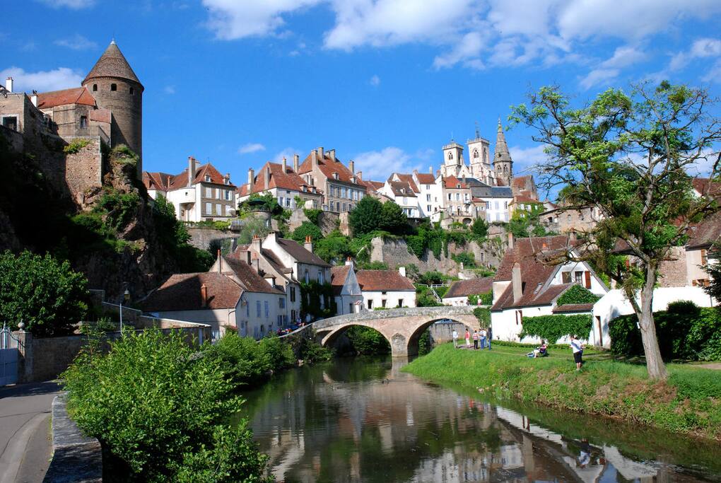 semur en auxois le long de l'Armançon