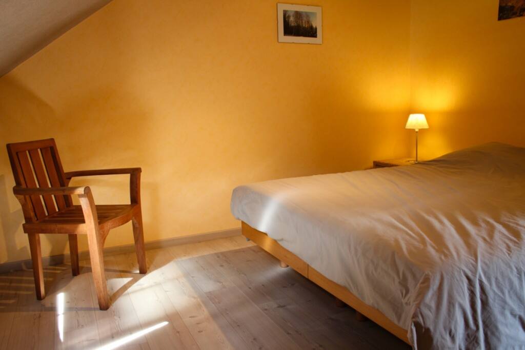 Slaapkamer met dubbel bed