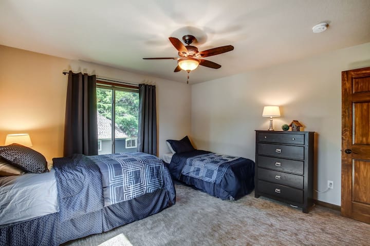 卧室有两张单人床和一张标准双人床（未显示）