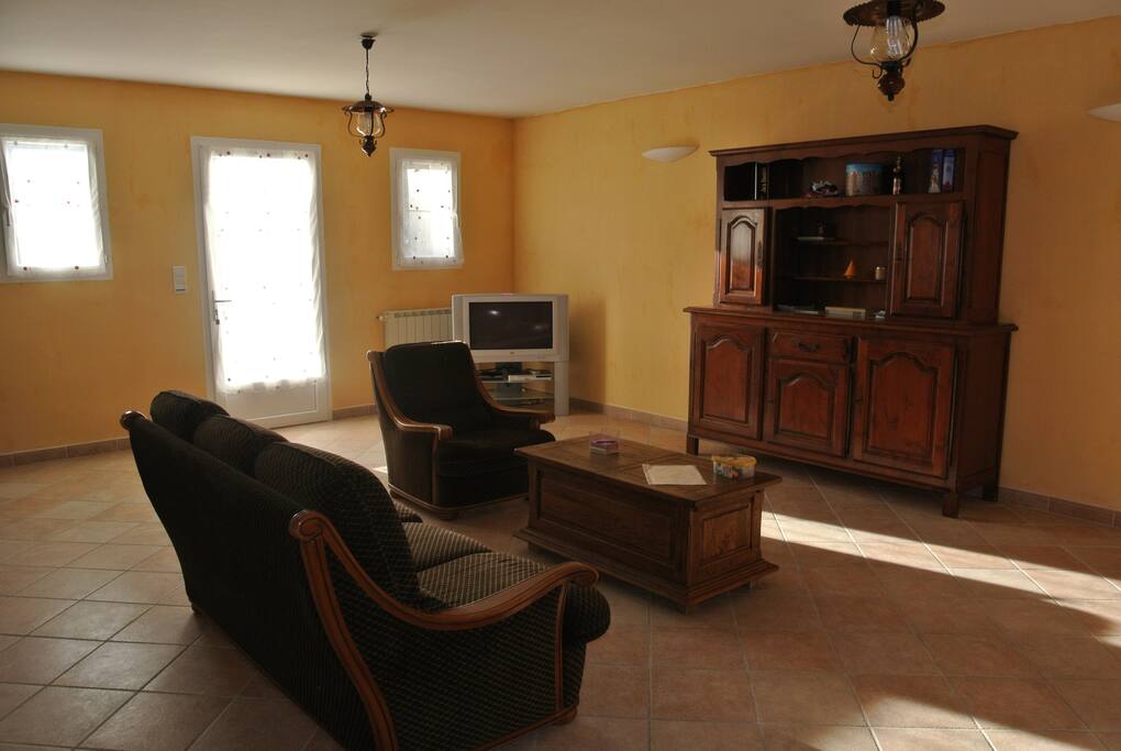 séjour de 35m² avec TV, chaîne HIFI avec récepteur bluetooth, wifi