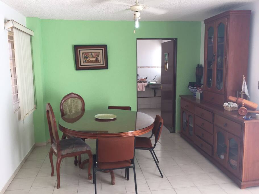 Comedor de madera antiguo, losa y vajilla en muy buenas condiciones