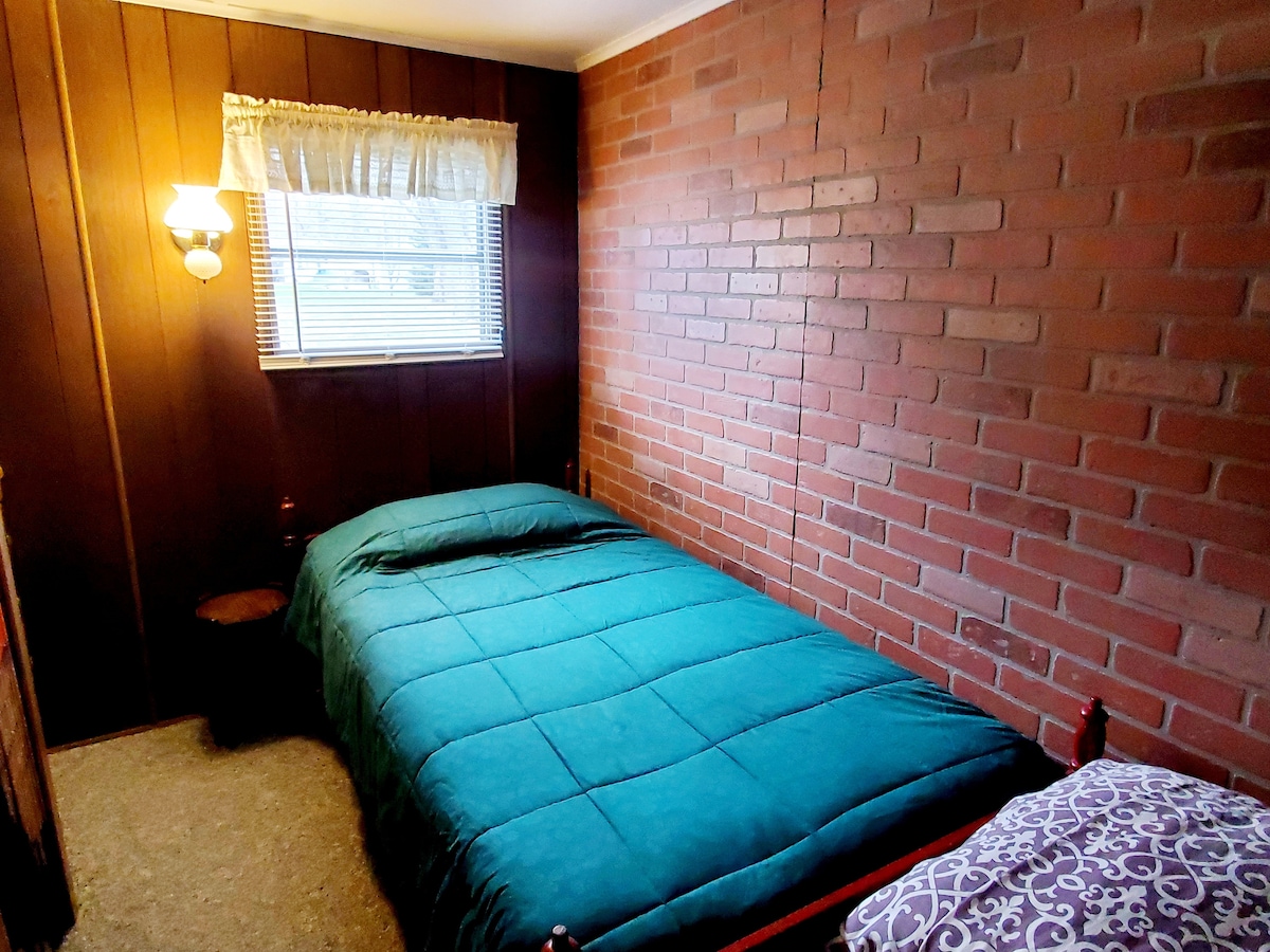 Druga spavaća soba ima bračni krevet. 