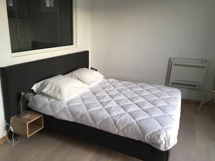 ห้องนอนที่ชั้น 1 ติดกับห้องน้ำ