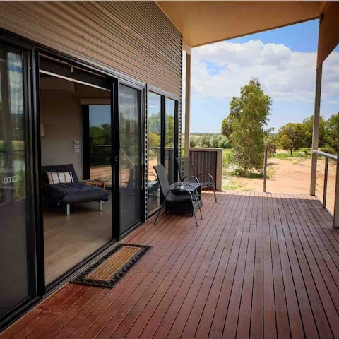 Still Earth - The Studio