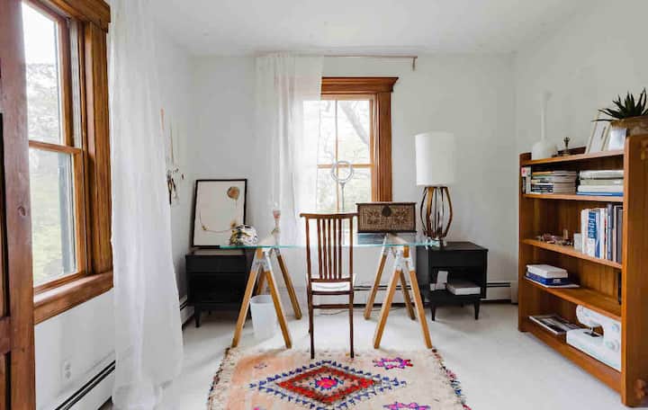 Zyra /stenda në katin e sipërm. 