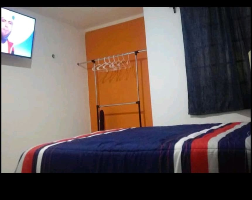 Primera Habitación con A/A, Cómoda Cama Matrimonial, Cabecera, TV 4K Smart 43", Plancha y Burro, Espejo, Ropero, Buros, Lamparas en Buros y Cajoneras