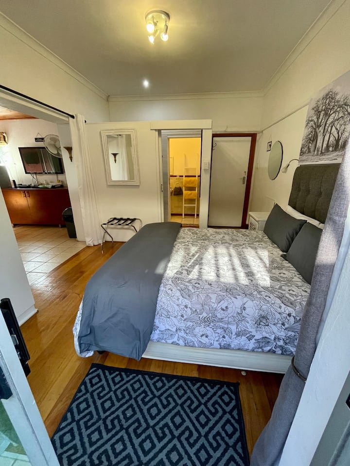 ยูนิตที่ 2 พื้นที่ห้องนอนหลักและห้องน้ำในตัว