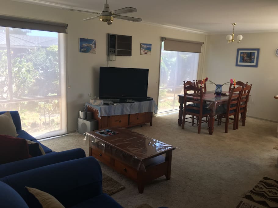 Lounge & Dining Space