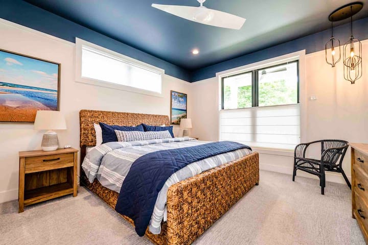 Спалня № 1: прилив (суперголямо двойно легло); основно ниво със спа център като баня и голяма разходка в килера