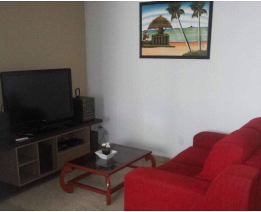 Sala de estar com TV FullHD de 48 polegadas com TV a cabo (NET) e Wi-fi.