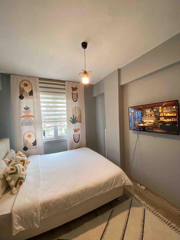 Spavaća soba ima klima-uređaj i TV. U isto vrijeme, krevet je zamijenjen i kupljen je novi krevet. 