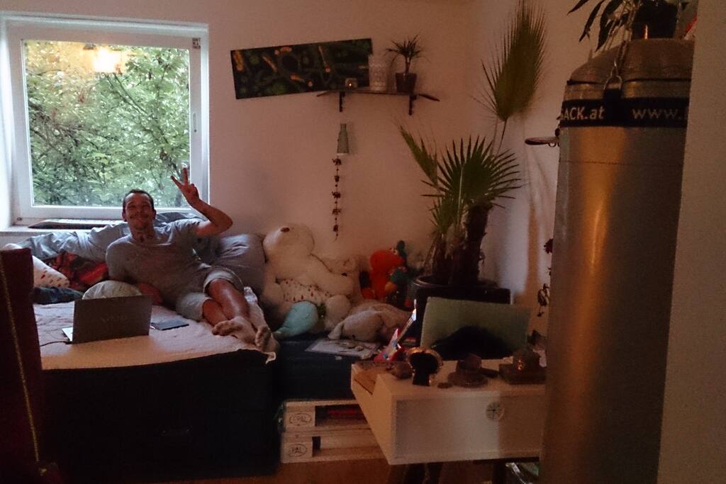 Schlaf und Wohnzimmer mit Inventar