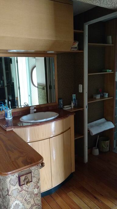 Baño principal con amplio espacio