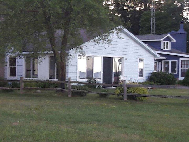 Blue Skies Lakefront Summer Cottage Cottages for Rent in Lexington