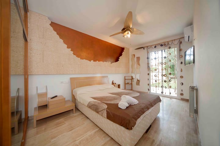 Много просторна основна стая със самостоятелна баня и съблекалня