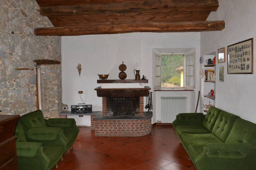 Sala con camino e accesso al terrazzo