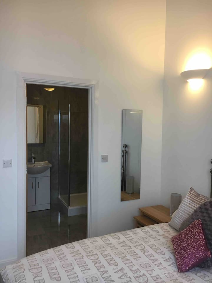 อพาร์ทเมนท์ที่สวยงามในสภาพสะอาดเอี่ยมสิ่งอำนวยความสะดวกครบครัน WI-FI ดีเยี่ยมทำเลที่ตั้งดีเยี่ยมพื้นที่เงียบสงบมาก