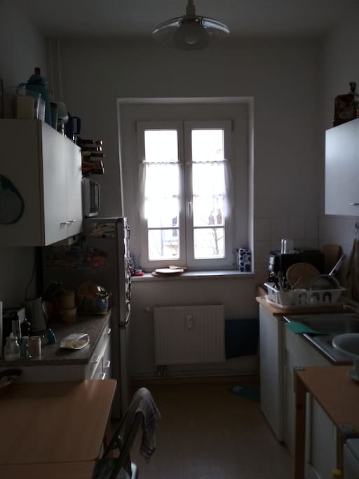Kitchen with fridge, oven, coffee machine and necessary kitchen supply / Küche mit Kühlschrank, Kaffemaschine und sonstigen Küchenzubehör