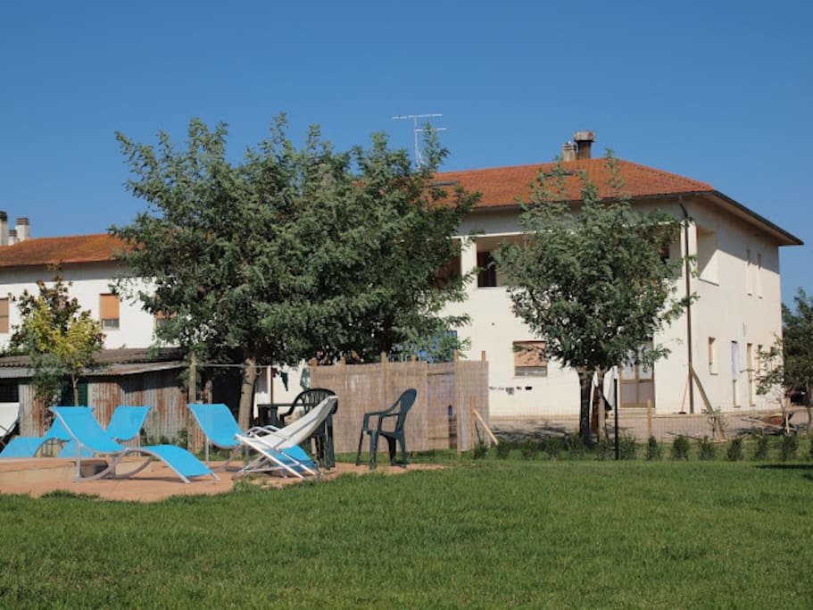 area piscina vicina ma separata dagli alloggi