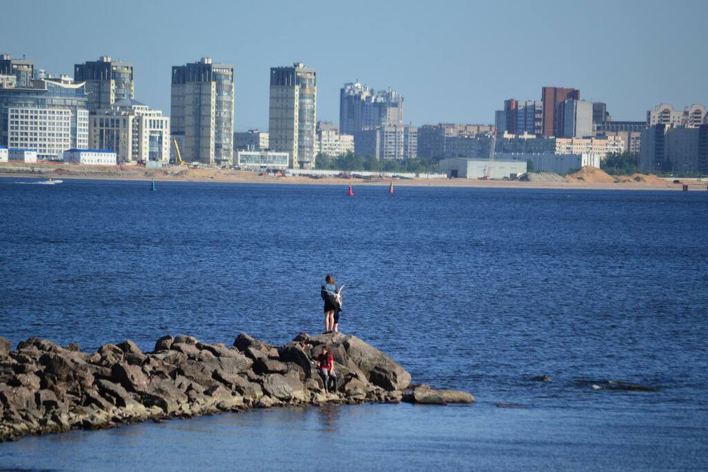 Вид на воду в парке 300-летия. Который располагается в 15 мин ходьбы от Апартаментов