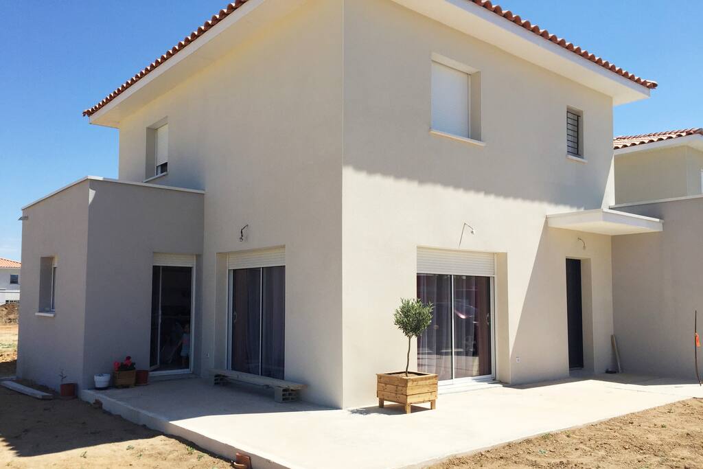 Notre maison, la suite parentale proposée se situe à l’arrière de la maison