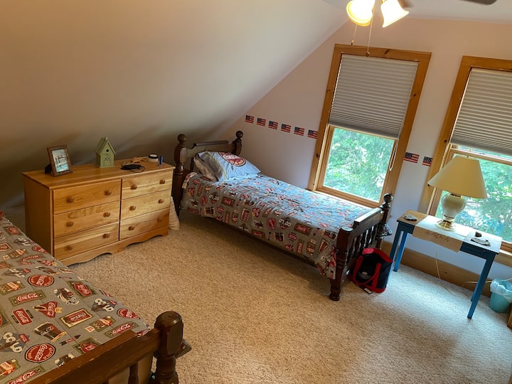 Მაღლა საძინებელი ორი ორადგილიანი საწოლით