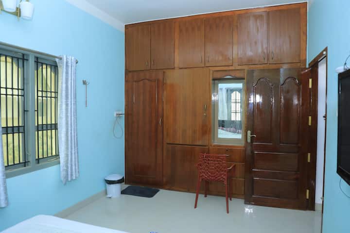 ארון וחדר רחצה בחדר השינה השמאלי למטה 