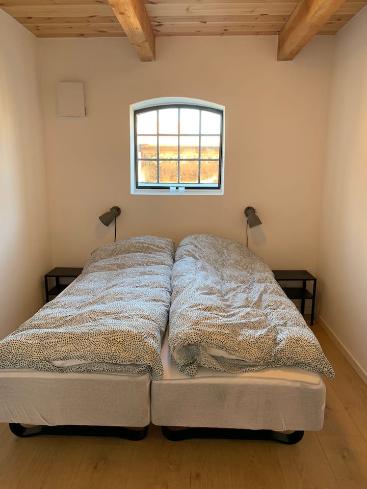 Chambre où les lits peuvent également être déplacés l'un de l'autre et se tenir séparément