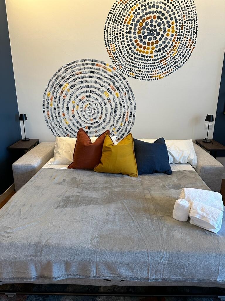 Удобен кауч на спуштање со душек од 160 см и многу едноставен отвор ве очекува за да се одморите по миланскиот ден