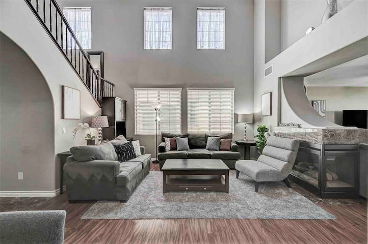 *King Suite* Spa* Fast Wi-Fi *6 miles to LV Strip* gallery image 4