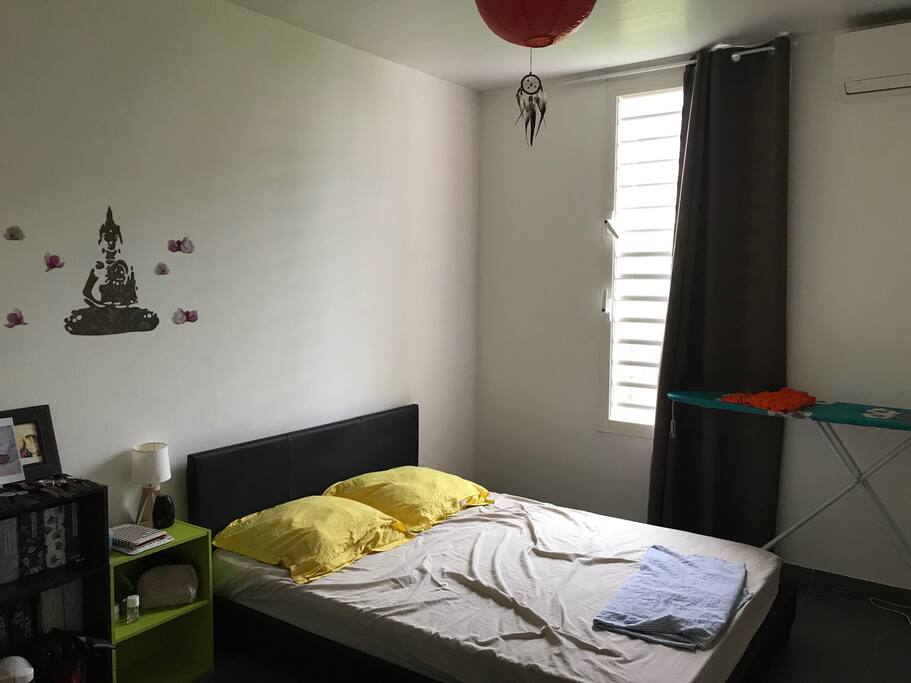 Chambre avec lit 2 places et clim