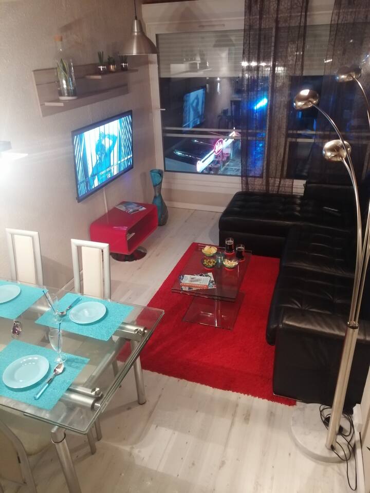 غرفة معيشة وتلفزيون ونيتفليكس وإطلالات رائعة على الميناء