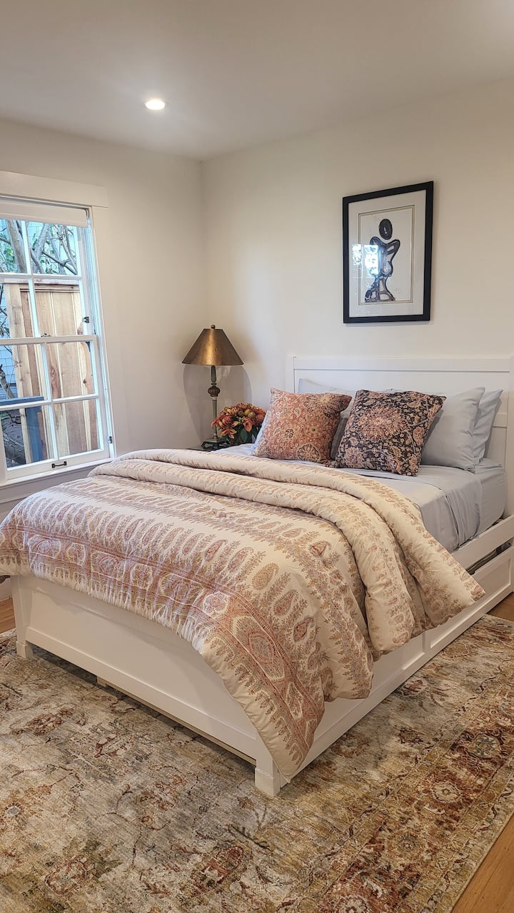 ห้องนอนที่ 2 พร้อมเตียงควีนไซส์และเตียงแฝด